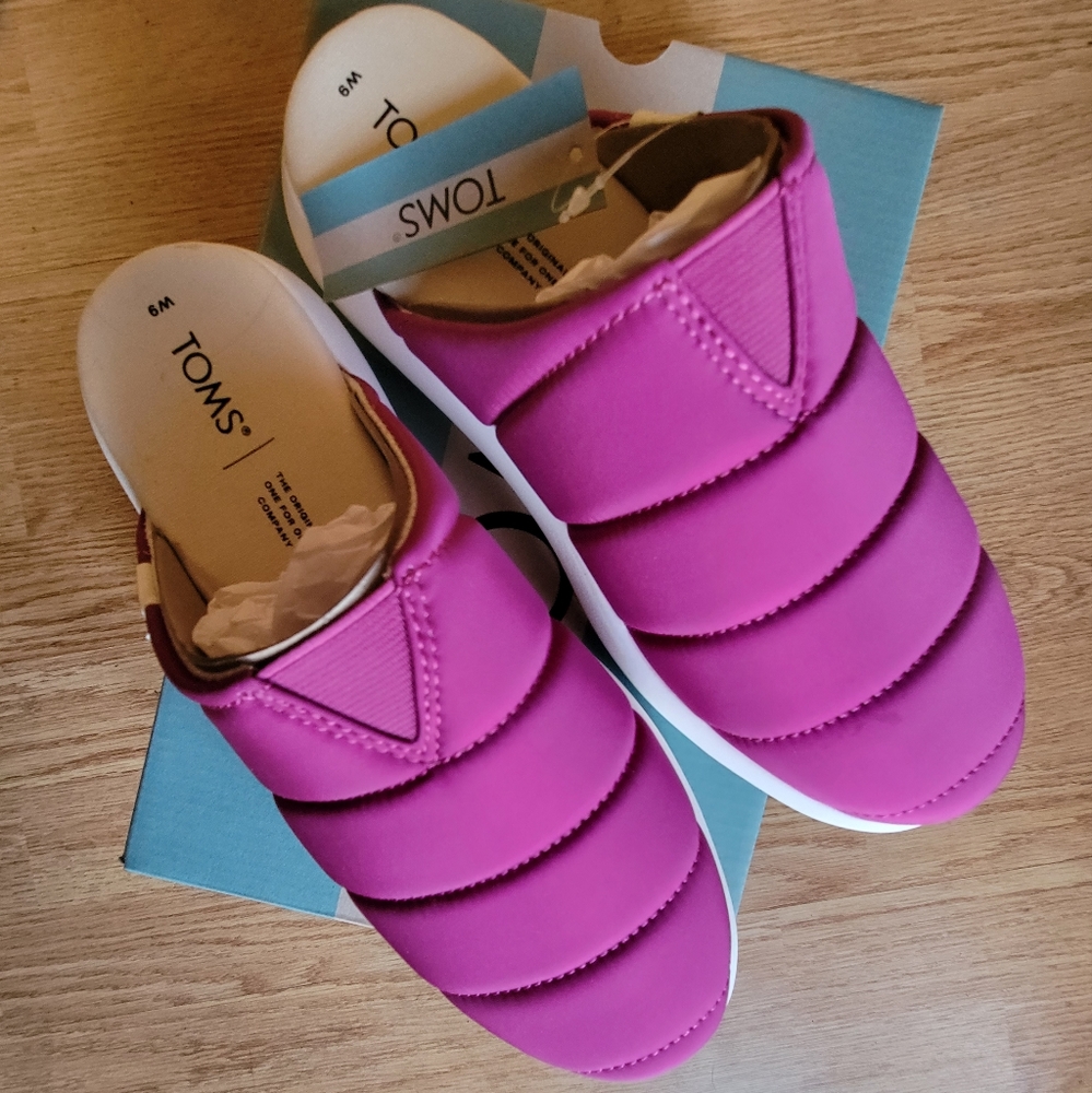 NIB Fuschia Mules